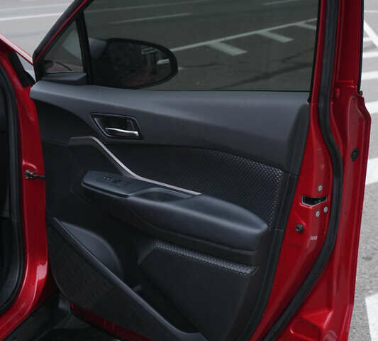 Красный Тойота C-HR, объемом двигателя 2 л и пробегом 73 тыс. км за 18800 $, фото 12 на Automoto.ua
