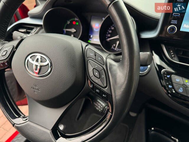 Красный Тойота C-HR, объемом двигателя 1.8 л и пробегом 79 тыс. км за 24800 $, фото 30 на Automoto.ua