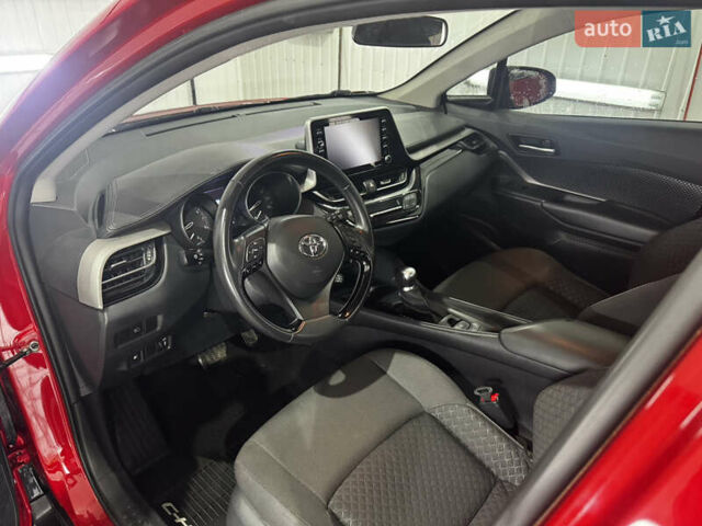 Тойота C-HR 2020 у Валках на Automoto.ua Червоний Тойота C-HR, об'ємом двигуна 2 л та пробігом 38 тис. км за 22000 $, фото 21 на Automoto.ua