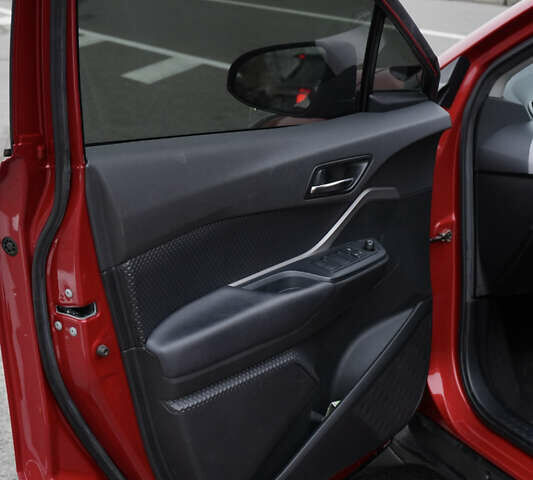 Красный Тойота C-HR, объемом двигателя 2 л и пробегом 73 тыс. км за 18800 $, фото 13 на Automoto.ua