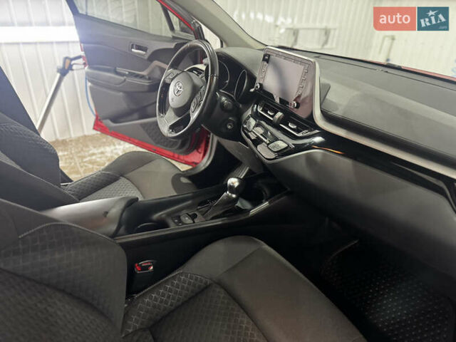 Тойота C-HR 2020 у Валках на Automoto.ua Червоний Тойота C-HR, об'ємом двигуна 2 л та пробігом 38 тис. км за 22000 $, фото 13 на Automoto.ua