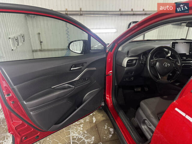Тойота C-HR 2020 у Валках на Automoto.ua Червоний Тойота C-HR, об'ємом двигуна 2 л та пробігом 38 тис. км за 22000 $, фото 20 на Automoto.ua
