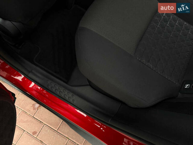 Красный Тойота C-HR, объемом двигателя 1.8 л и пробегом 79 тыс. км за 24800 $, фото 49 на Automoto.ua