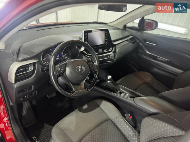 Тойота C-HR 2020 у Валках на Automoto.ua Червоний Тойота C-HR, об'ємом двигуна 2 л та пробігом 38 тис. км за 22000 $, фото 19 на Automoto.ua