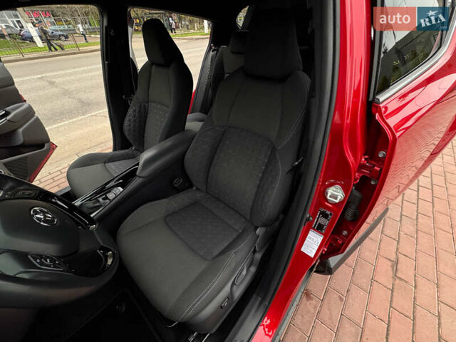 Красный Тойота C-HR, объемом двигателя 1.8 л и пробегом 79 тыс. км за 24800 $, фото 45 на Automoto.ua