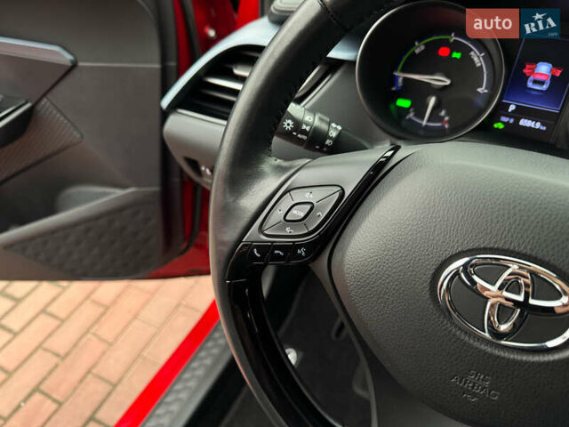 Красный Тойота C-HR, объемом двигателя 1.8 л и пробегом 79 тыс. км за 24800 $, фото 31 на Automoto.ua