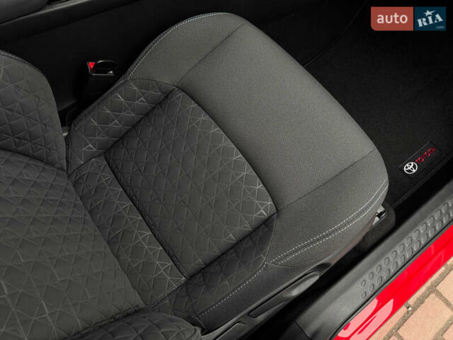 Красный Тойота C-HR, объемом двигателя 1.8 л и пробегом 79 тыс. км за 24800 $, фото 47 на Automoto.ua