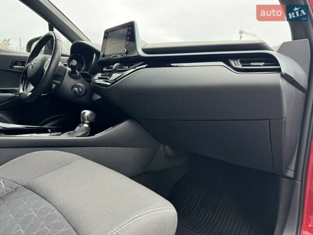 Красный Тойота C-HR, объемом двигателя 1.2 л и пробегом 59 тыс. км за 23900 $, фото 67 на Automoto.ua