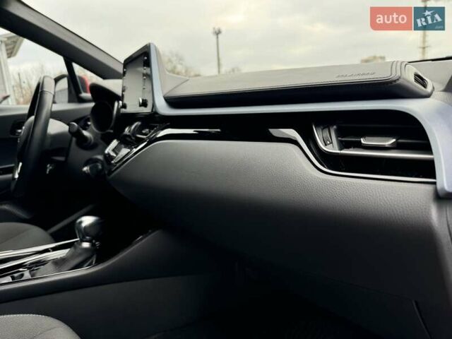 Красный Тойота C-HR, объемом двигателя 1.2 л и пробегом 59 тыс. км за 23900 $, фото 66 на Automoto.ua