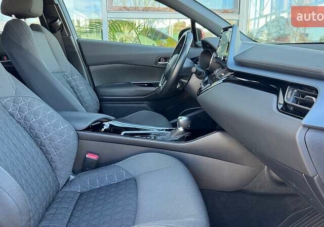 Красный Тойота C-HR, объемом двигателя 1.99 л и пробегом 69 тыс. км за 27493 $, фото 9 на Automoto.ua
