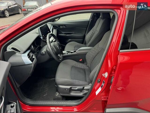 Красный Тойота C-HR, объемом двигателя 1.2 л и пробегом 59 тыс. км за 23900 $, фото 62 на Automoto.ua
