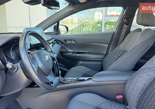 Красный Тойота C-HR, объемом двигателя 1.99 л и пробегом 69 тыс. км за 27493 $, фото 5 на Automoto.ua