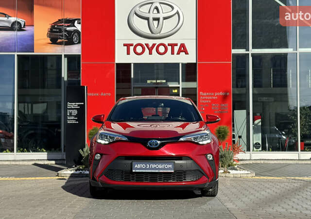 Красный Тойота C-HR, объемом двигателя 1.99 л и пробегом 69 тыс. км за 27493 $, фото 1 на Automoto.ua