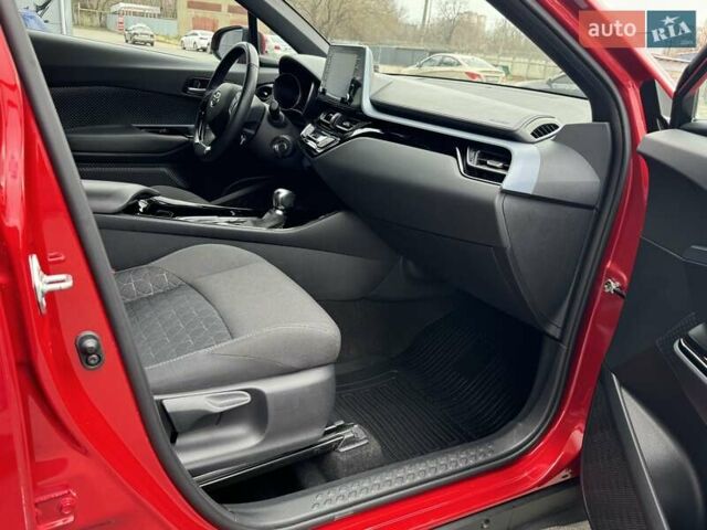 Красный Тойота C-HR, объемом двигателя 1.2 л и пробегом 59 тыс. км за 23900 $, фото 68 на Automoto.ua