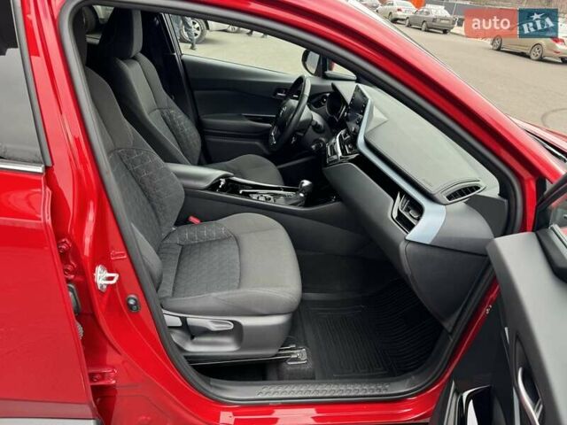 Красный Тойота C-HR, объемом двигателя 1.2 л и пробегом 59 тыс. км за 23900 $, фото 61 на Automoto.ua