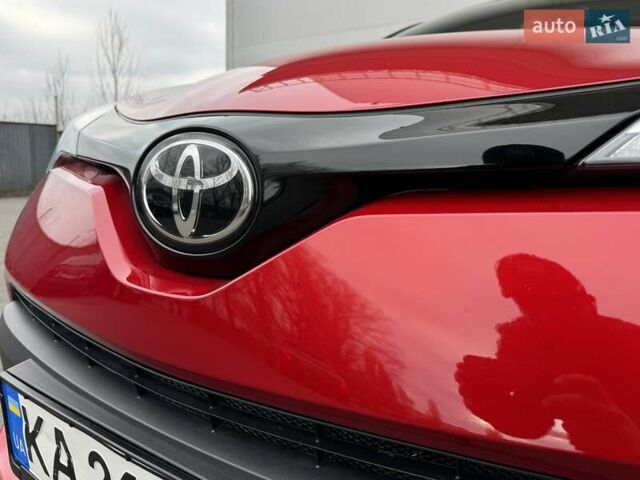 Красный Тойота C-HR, объемом двигателя 1.2 л и пробегом 59 тыс. км за 23900 $, фото 113 на Automoto.ua