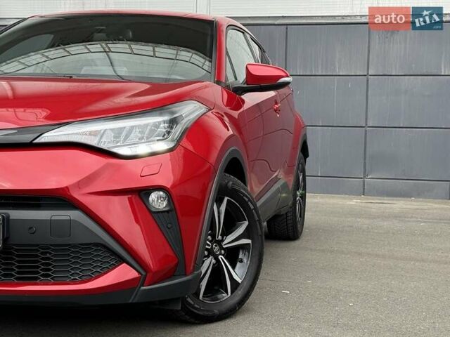 Красный Тойота C-HR, объемом двигателя 1.2 л и пробегом 59 тыс. км за 23900 $, фото 2 на Automoto.ua