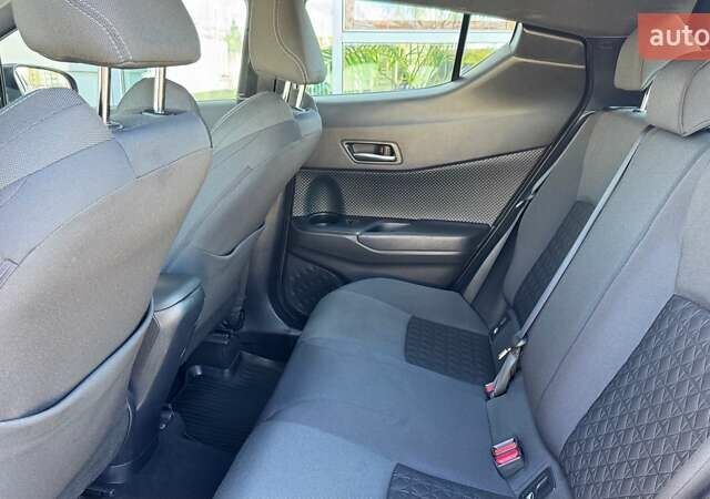 Красный Тойота C-HR, объемом двигателя 1.99 л и пробегом 69 тыс. км за 27493 $, фото 6 на Automoto.ua