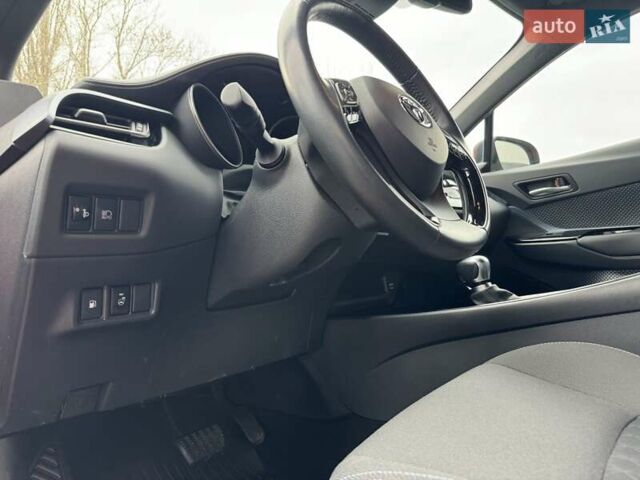 Красный Тойота C-HR, объемом двигателя 1.2 л и пробегом 59 тыс. км за 23900 $, фото 65 на Automoto.ua