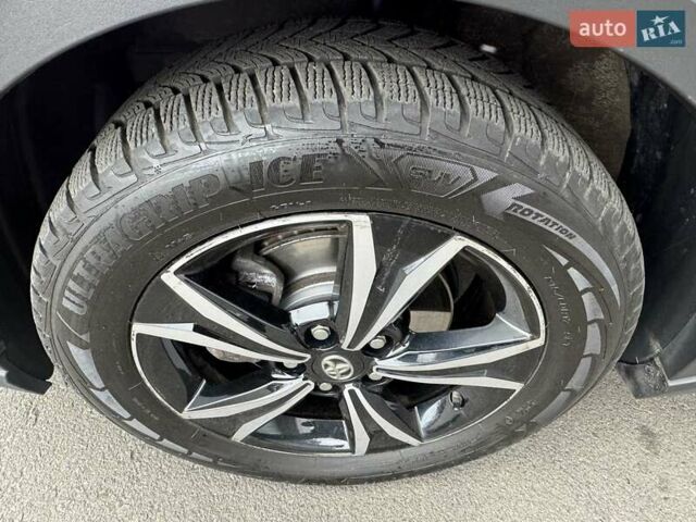 Красный Тойота C-HR, объемом двигателя 1.2 л и пробегом 59 тыс. км за 23900 $, фото 118 на Automoto.ua