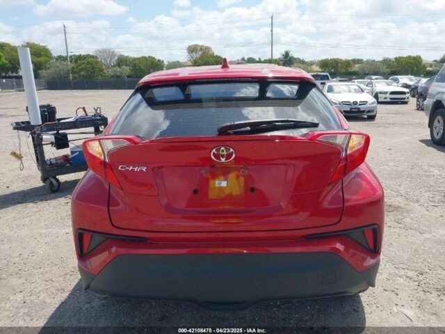 Красный Тойота C-HR, объемом двигателя 2 л и пробегом 80 тыс. км за 17500 $, фото 1 на Automoto.ua