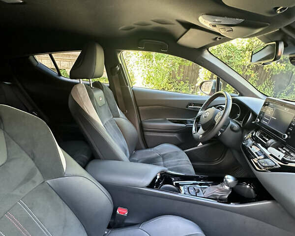 Красный Тойота C-HR, объемом двигателя 1.99 л и пробегом 44 тыс. км за 33500 $, фото 19 на Automoto.ua