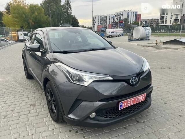Тойота C-HR, объемом двигателя 1.8 л и пробегом 144 тыс. км за 23500 $, фото 2 на Automoto.ua