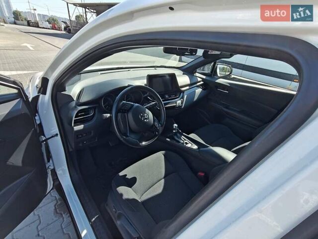 Тойота C-HR, объемом двигателя 1.8 л и пробегом 94 тыс. км за 21500 $, фото 1 на Automoto.ua