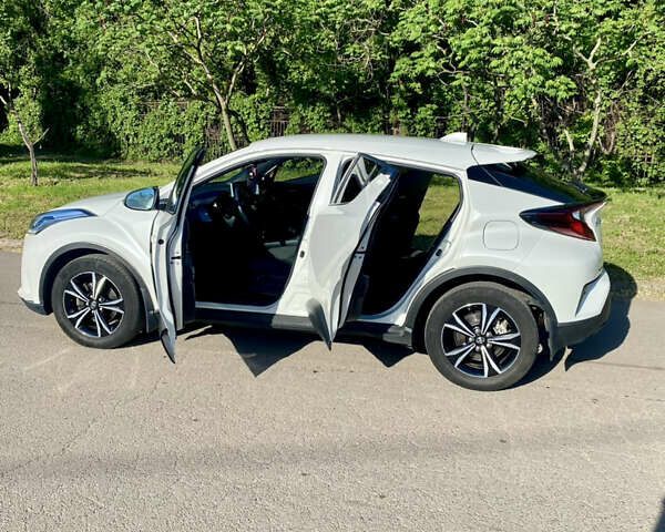 Тойота C-HR, об'ємом двигуна 1.2 л та пробігом 63 тис. км за 28500 $, фото 3 на Automoto.ua