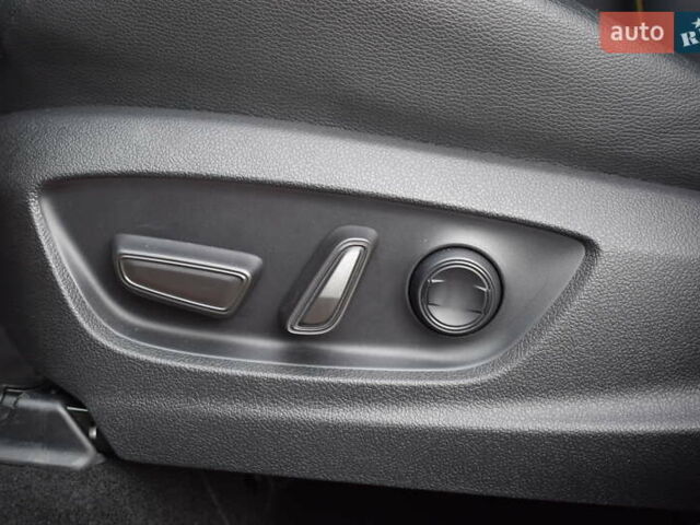 Жовтий Тойота C-HR, об'ємом двигуна 1.99 л та пробігом 17 тис. км за 39200 $, фото 19 на Automoto.ua