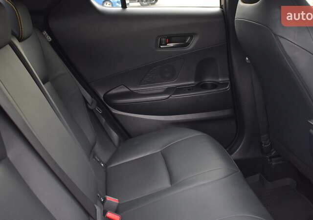 Жовтий Тойота C-HR, об'ємом двигуна 1.99 л та пробігом 17 тис. км за 39200 $, фото 6 на Automoto.ua