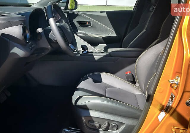 Тойота C-HR 2024 у Чернівцях на Automoto.ua Жовтий Тойота C-HR, об'ємом двигуна 1.99 л та пробігом 7 тис. км за 42724 $, фото 13 на Automoto.ua