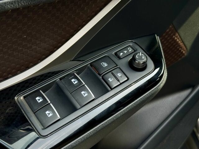 Серый Тойота C-HR, объемом двигателя 1.2 л и пробегом 106 тыс. км за 18200 $, фото 3 на Automoto.ua