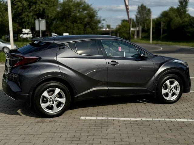 Серый Тойота C-HR, объемом двигателя 1.2 л и пробегом 106 тыс. км за 18200 $, фото 1 на Automoto.ua