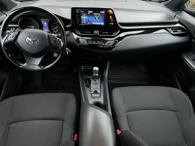 Серый Тойота C-HR, объемом двигателя 1.8 л и пробегом 83 тыс. км за 16900 $, фото 10 на Automoto.ua