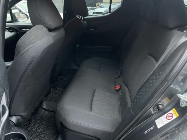 Серый Тойота C-HR, объемом двигателя 1.8 л и пробегом 83 тыс. км за 16900 $, фото 8 на Automoto.ua