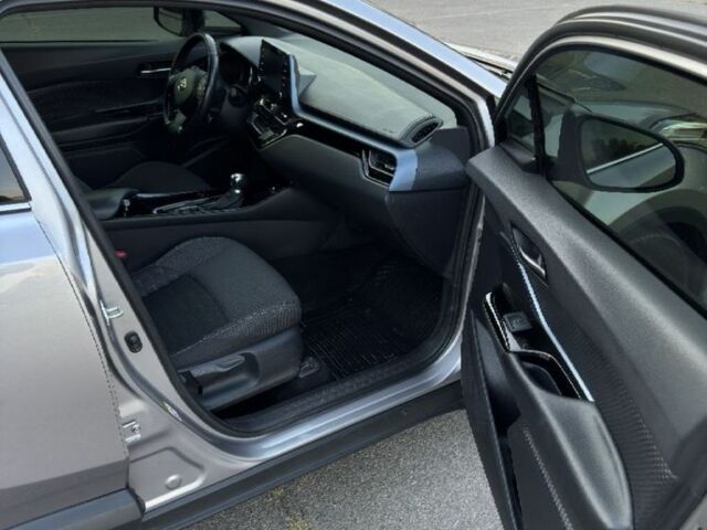 Серый Тойота C-HR, объемом двигателя 1.8 л и пробегом 133 тыс. км за 21400 $, фото 12 на Automoto.ua