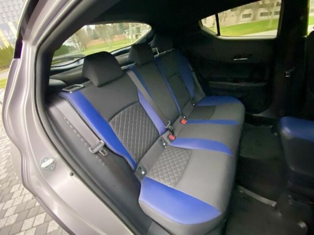 Серый Тойота C-HR, объемом двигателя 0 л и пробегом 76 тыс. км за 27000 $, фото 5 на Automoto.ua