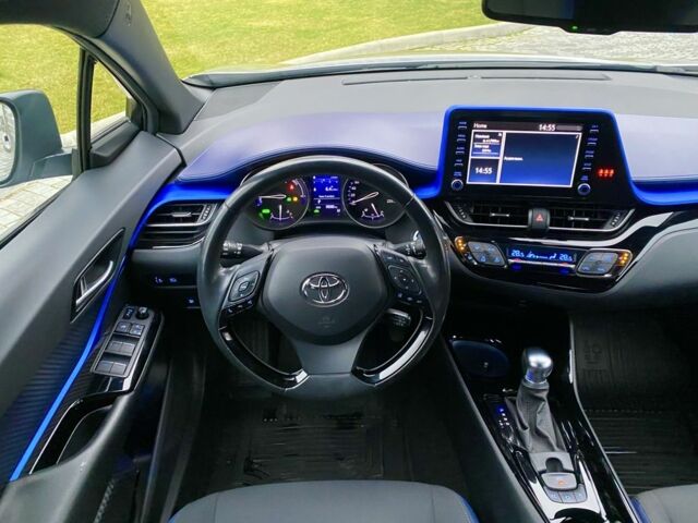Серый Тойота C-HR, объемом двигателя 0 л и пробегом 76 тыс. км за 27000 $, фото 3 на Automoto.ua