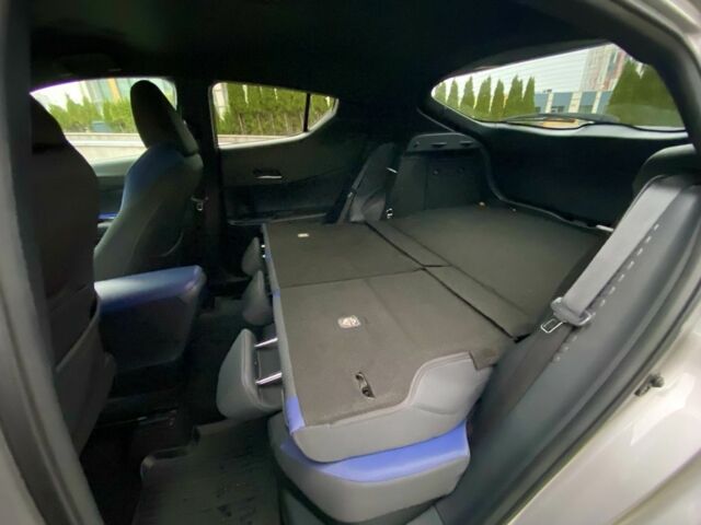 Серый Тойота C-HR, объемом двигателя 0 л и пробегом 76 тыс. км за 27000 $, фото 11 на Automoto.ua