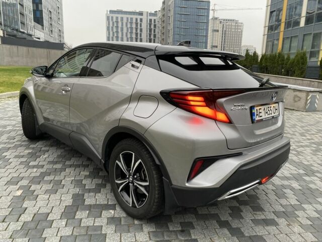 Серый Тойота C-HR, объемом двигателя 0 л и пробегом 76 тыс. км за 27000 $, фото 2 на Automoto.ua