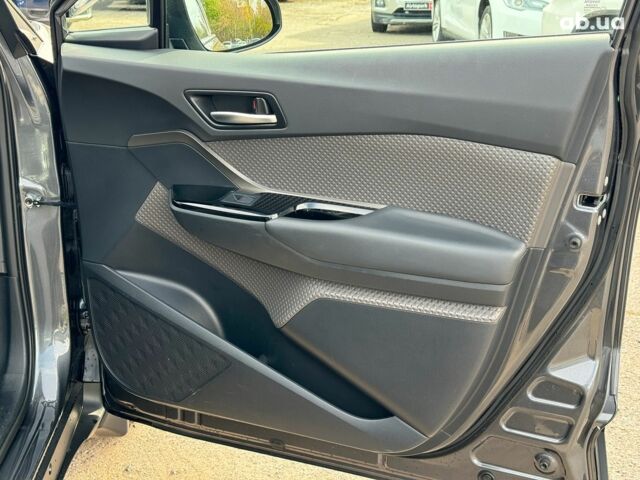 Серый Тойота C-HR, объемом двигателя 2 л и пробегом 42 тыс. км за 29890 $, фото 24 на Automoto.ua