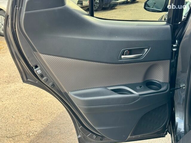 Серый Тойота C-HR, объемом двигателя 2 л и пробегом 42 тыс. км за 29890 $, фото 20 на Automoto.ua