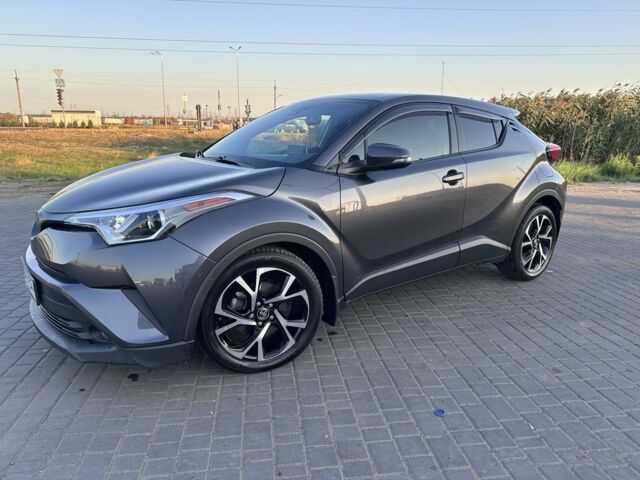 Серый Тойота C-HR, объемом двигателя 2 л и пробегом 136 тыс. км за 16992 $, фото 3 на Automoto.ua