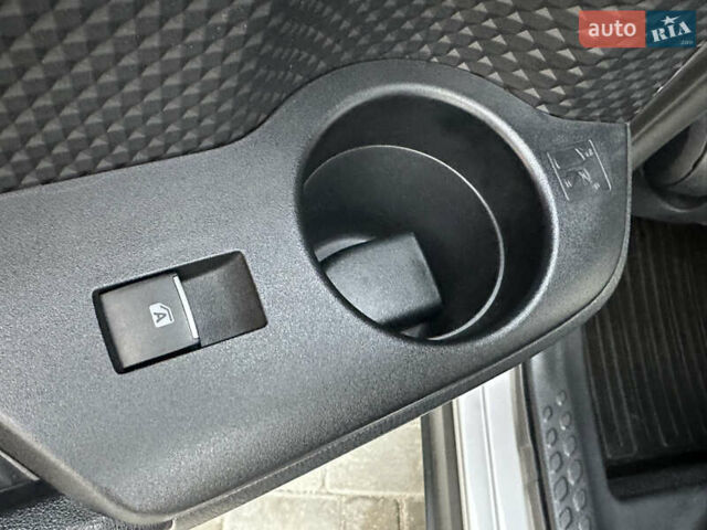 Сірий Тойота C-HR, об'ємом двигуна 1.2 л та пробігом 42 тис. км за 18950 $, фото 108 на Automoto.ua