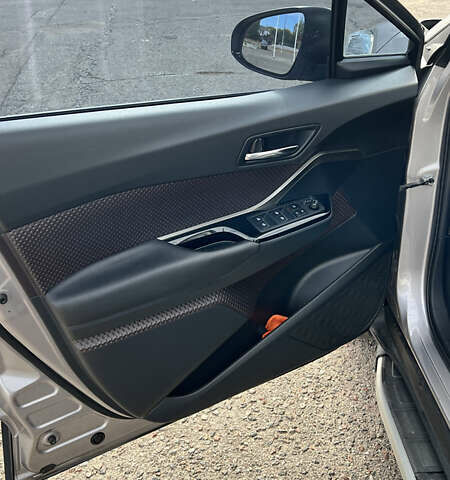 Серый Тойота C-HR, объемом двигателя 1.2 л и пробегом 133 тыс. км за 21000 $, фото 14 на Automoto.ua