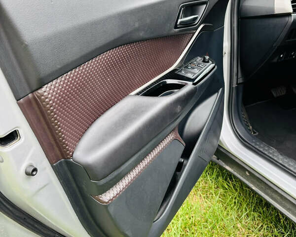 Серый Тойота C-HR, объемом двигателя 1.2 л и пробегом 171 тыс. км за 17000 $, фото 8 на Automoto.ua