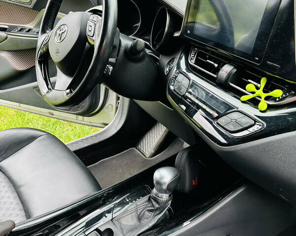 Серый Тойота C-HR, объемом двигателя 1.2 л и пробегом 171 тыс. км за 17000 $, фото 17 на Automoto.ua
