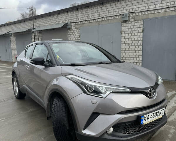 Серый Тойота C-HR, объемом двигателя 1.2 л и пробегом 82 тыс. км за 21800 $, фото 3 на Automoto.ua