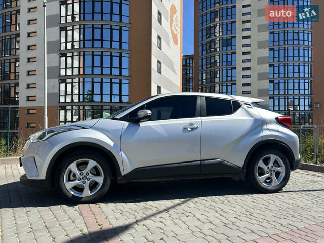 Серый Тойота C-HR, объемом двигателя 1.2 л и пробегом 126 тыс. км за 17999 $, фото 2 на Automoto.ua